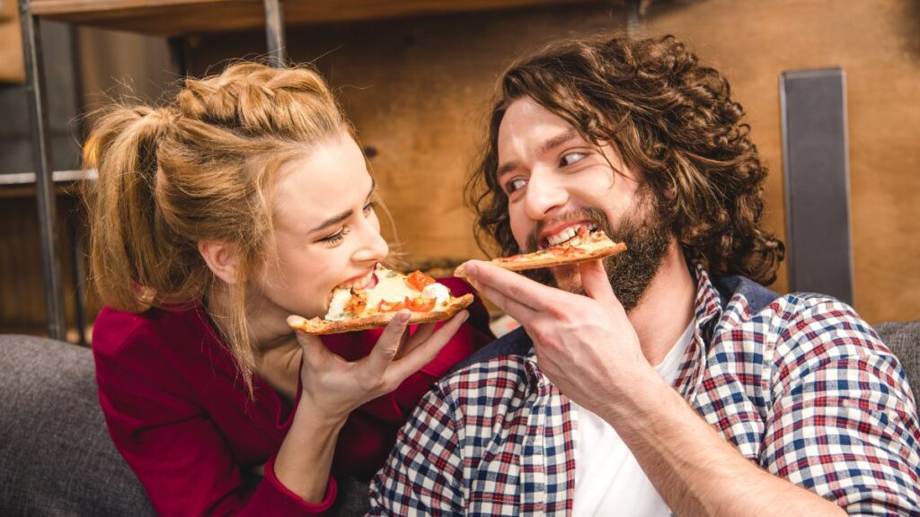 couple eating pizza