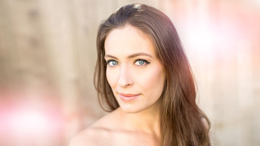 Eyes woman smiling with blue eyes and brown hair