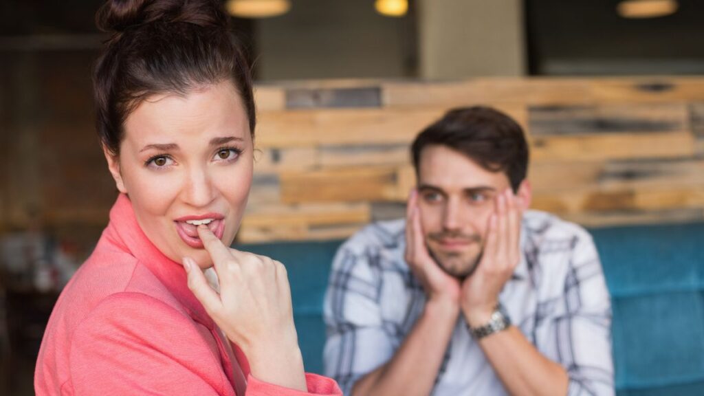 woman looking away disgusted man looking at her on a bad date